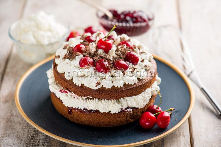 Torta di pane di segale con ciliegie