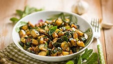 Zucchine trifolate, un classico contorno Mediterraneo Zucchine trifolate, un classico contorno Mediterraneo