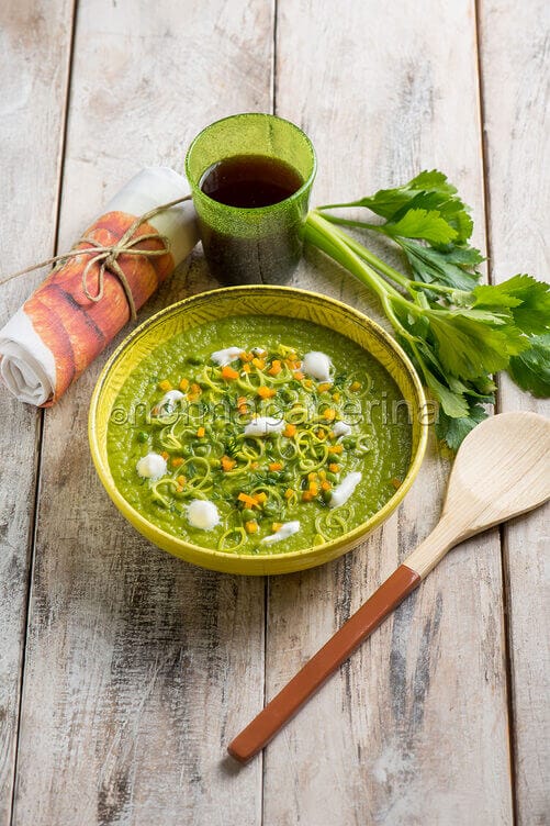 Zuppa fredda di piselli e aneto Zuppa fredda di piselli e aneto