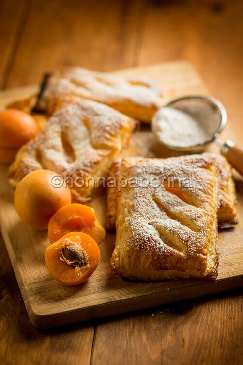 Sfogliatine con albicocche