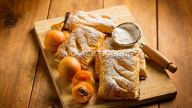 Sfogliatine con albicocche