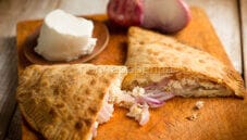 Calzone con cipolla di Acquaviva, una specialità pugliese Calzone con cipolla di Acquaviva, una specialità pugliese