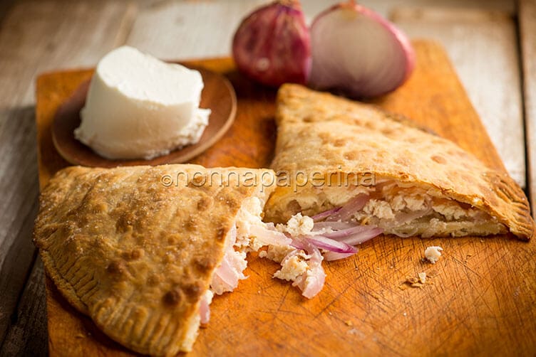 Il calzone con cipolla di Acquaviva, un pezzo di rosticceria delizioso