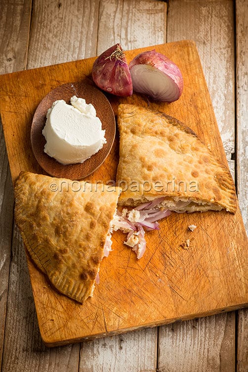 Il calzone con cipolla di Acquaviva, un pezzo di rosticceria delizioso