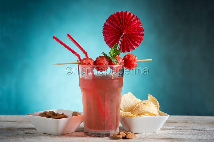 Cocktail con anguria e acqua tonica