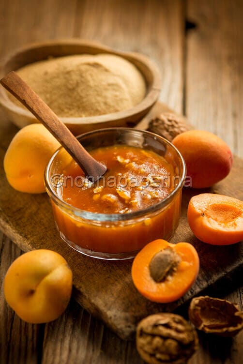 Confettura di albicocche e noci 