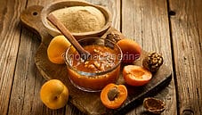 Confettura di albicocche e noci, una deliziosa variante Confettura di albicocche e noci, una deliziosa variante