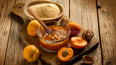 Confettura di albicocche e noci