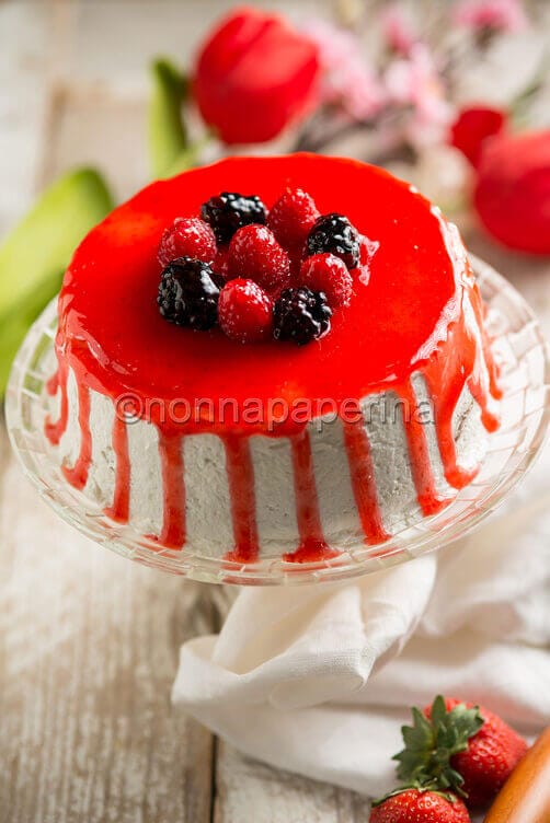 Drip cake ai frutti di bosco