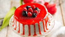 Drip cake ai frutti di bosco, una torta scenografica Drip cake ai frutti di bosco, una torta scenografica