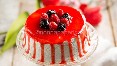 Drip cake ai frutti di bosco