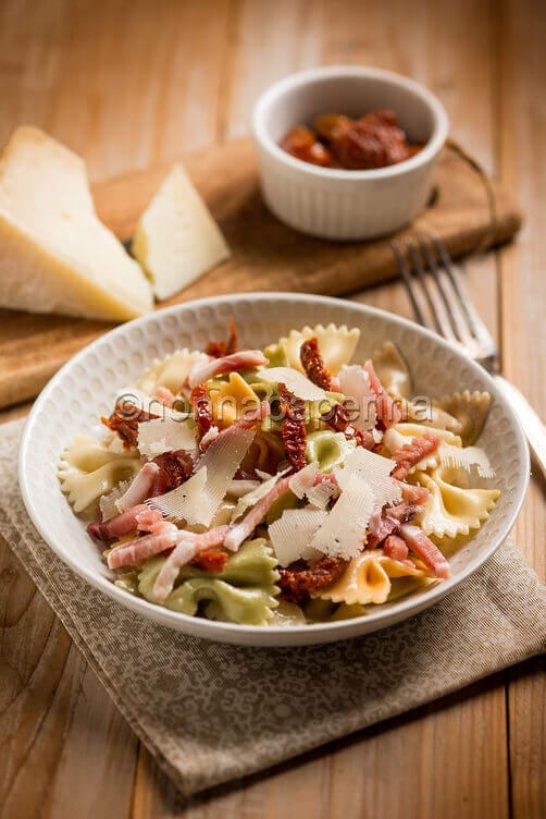 Farfalle con speck e pomodori Farfalle con speck e pomodori