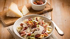 Farfalle con speck e pomodori, un primo all’italiana