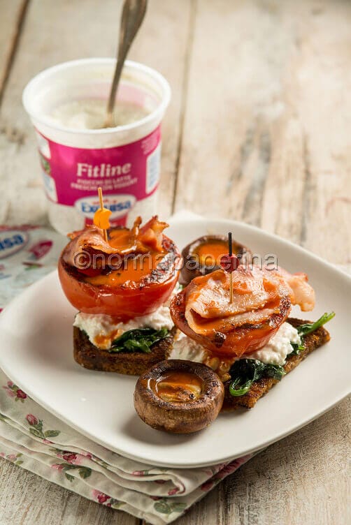 Funghi in padella con pomodoro Funghi in padella con pomodoro