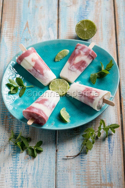 Ghiaccioli al rabarbaro e yogurt