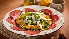 Insalata di pesche e rucola, un piatto salato e aromatico