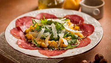 Insalata di pesche e rucola