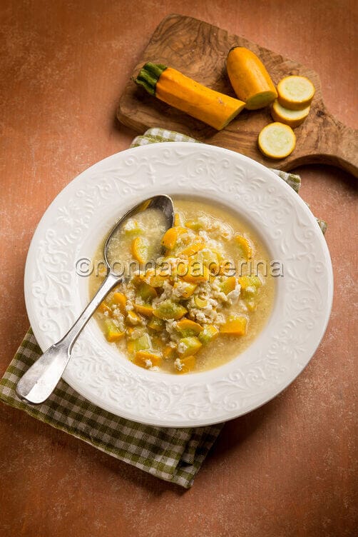 Minestra di zucchine cacio e uova
