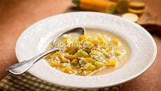Minestra di zucchine cacio e uova