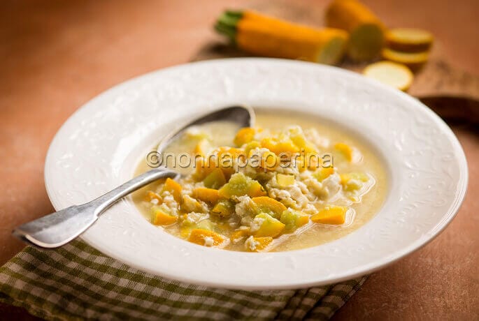 Minestra di zucchine cacio e uova