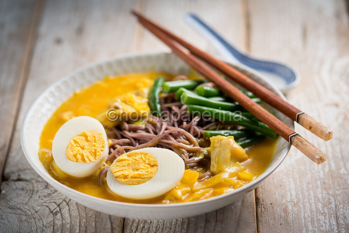 Mohinga birmano, un pasto completo con noodle, verdure e pesce