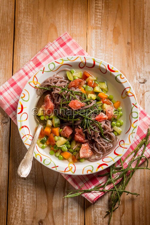 Noodles in brodo con salicornia e zenzero