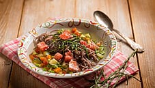 Noodles in brodo con salicornia e zenzero, un primo fusion