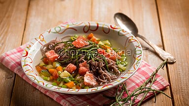 Noodles in brodo con salicornia e zenzero