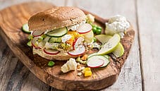 Panino vegetariano con hummus, un finger food salutare Panino vegetariano con hummus, un finger food salutare