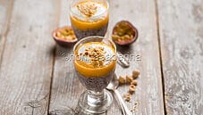 Pudding di riso nero e mango, un dessert creativo Pudding di riso nero e mango, un dessert creativo