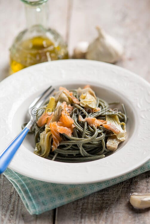 Spaghetti alla spirulina con salmone