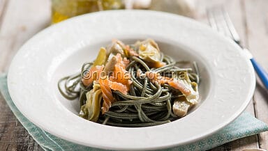 Spaghetti alla spirulina con salmone