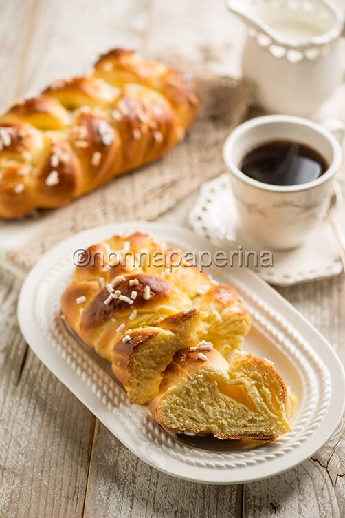 Treccia dolce con uvetta e canditi Treccia dolce con uvetta e canditi