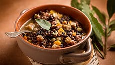 Zuppa di roveja con zucca e salsiccia