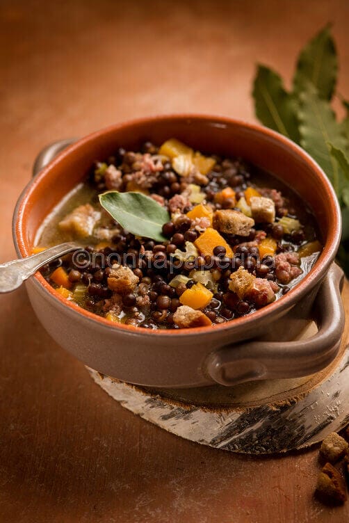 Zuppa di roveja con zucca e salsiccia