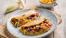 Burritos con indivia e hummus, ispirato alla cucina tex-mex Burritos con indivia e hummus, ispirato alla cucina tex-mex