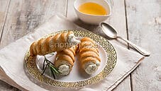 Cannoli con crema di formaggio al rosmarino, un dolce unico