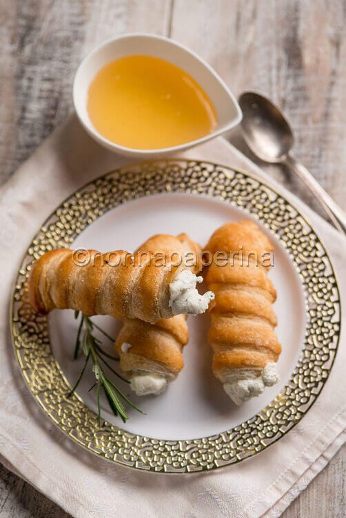 Cannoli con crema di formaggio al rosmarino
