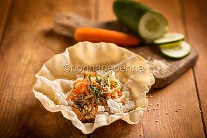 Poppadom al formaggio e verdure sottaceto