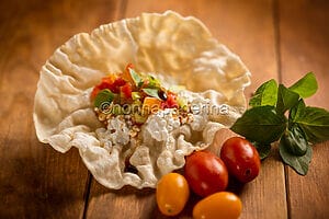Poppadom al formaggio pomodoro e basilico