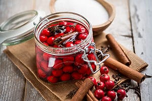 Azzeruole sotto spirito, una conserva diversa dal solito Azzeruole sotto spirito, una conserva diversa dal solito