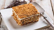 Medovik honey cake, la torta al miele della cucina russa