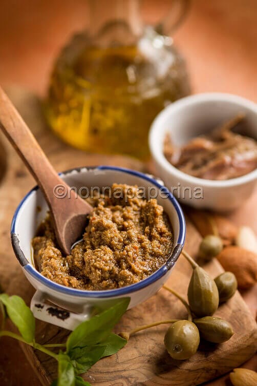 Pesto di capperi e acciughe Pesto di capperi e acciughe