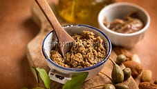 Pesto di capperi e acciughe, un condimento speciale Pesto di capperi e acciughe, un condimento speciale