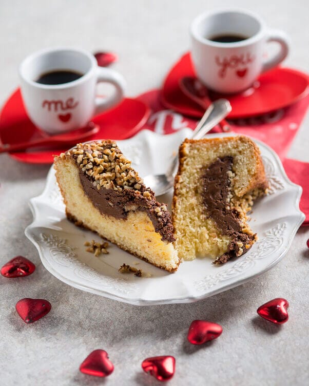 Torta con formaggio cremoso e nocciole