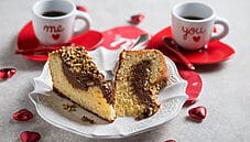 Torta con formaggio cremoso e nocciole, un dolce semplice