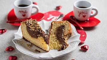 Torta con formaggio cremoso e nocciole