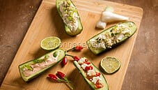 Cetrioli ripieni, un antipasto semplice e colorato Cetrioli ripieni, un antipasto semplice e colorato