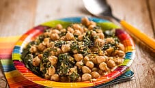 Espinacas con garbanzos, un contorno di verdure e legumi Espinacas con garbanzos, un contorno di verdure e legumi