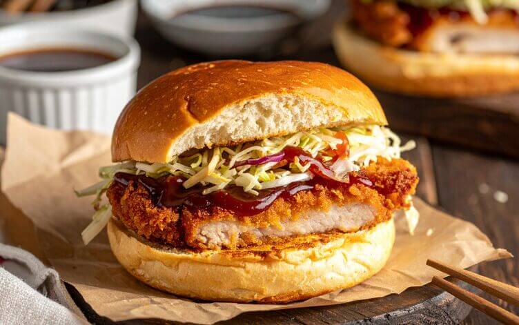 Katsu sando panino con tonkatsu cavolo e salsa